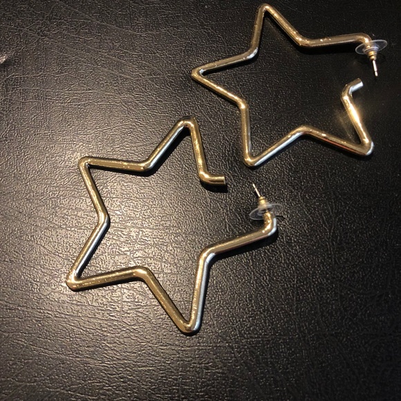 Gold star statement earrings - Picture 3 of 3